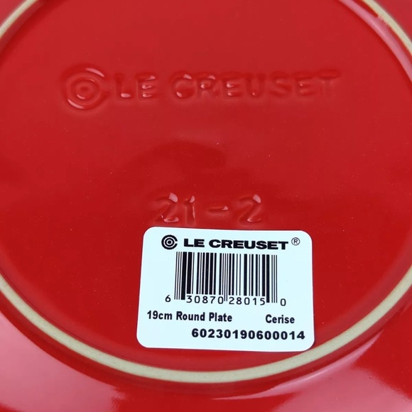 NEW Le Creuset Red Cerisse Star Relief Plate - Picture 8 of 10